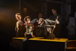 Impresionante Representación de ‘El Verdugo’ de Berlanga y Azcona en el Teatro de Marionetas del Espejo Negro, Condecorada con el IV Galardón Nacional de Folklore