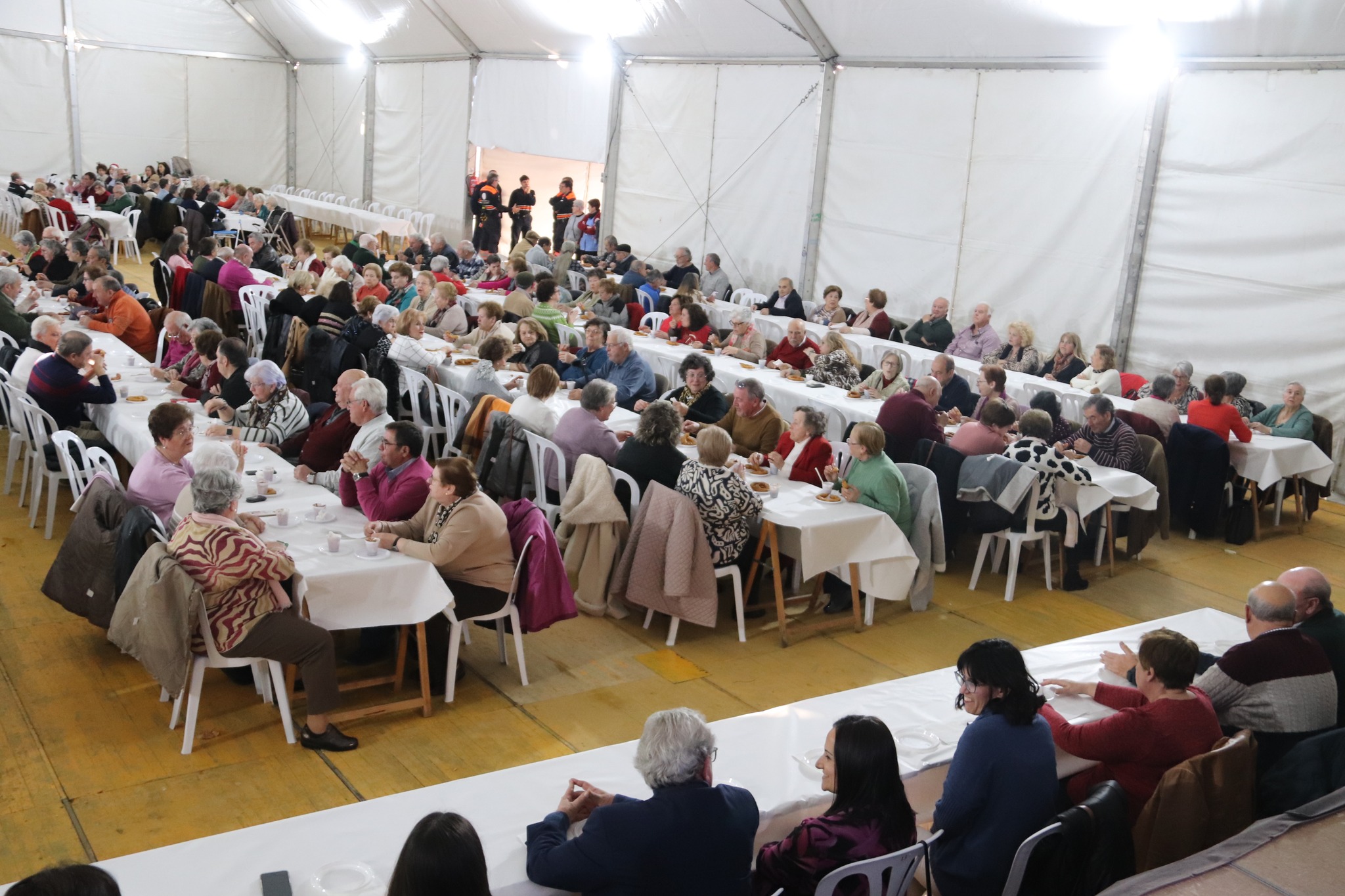 Segunda Juventud celebra una chocolatada navideña para más de 300 personas mayores