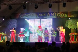 Canta Juegos: Un Espectáculo Infantil Disfrutado por Decenas de Niños con Coco en el Escenario