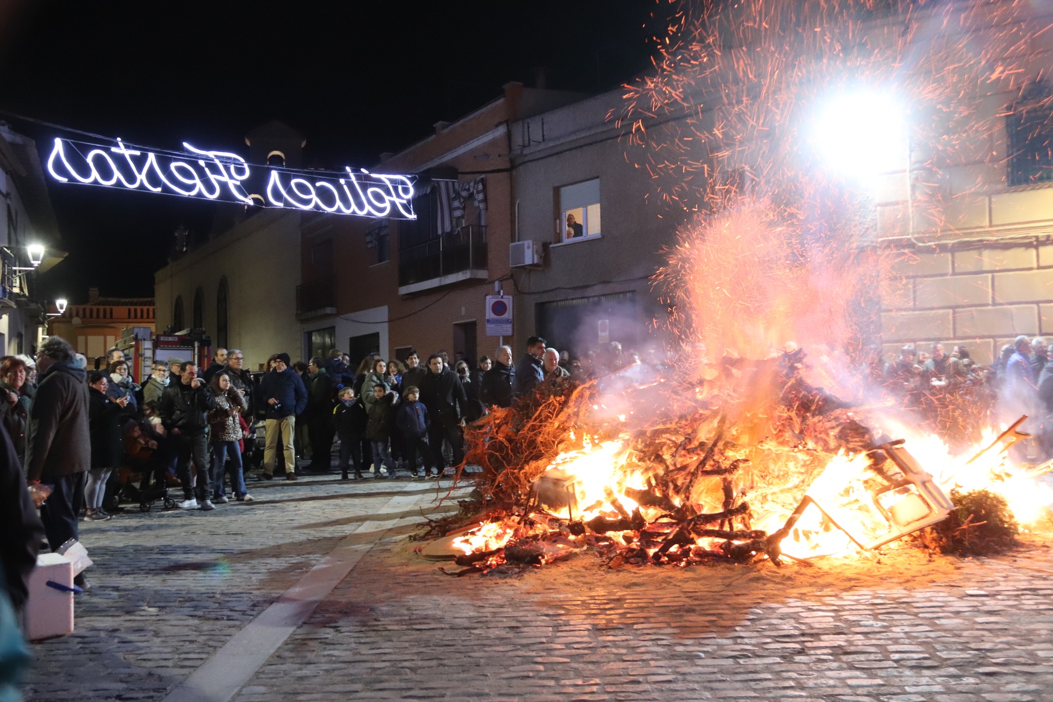 Centenares de personas se congregan en la ermita para la celebración de las fiestas de San Antón 2025, animadas por el cálido resplandor de la hoguera