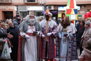 Desafiando al Frío y la Lluvia: Reyes Magos Distribuyen Alegría y Golosinas en Manzanares