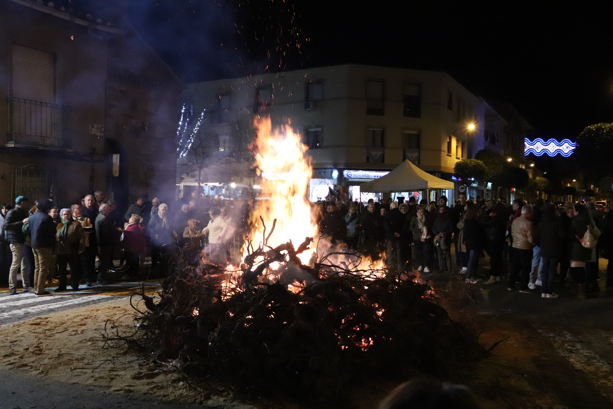 Festival de los Santos Viejos 2025: La Lumbre del Sábado Noche reunió a la Comunidad en una Celebración Tradicional
