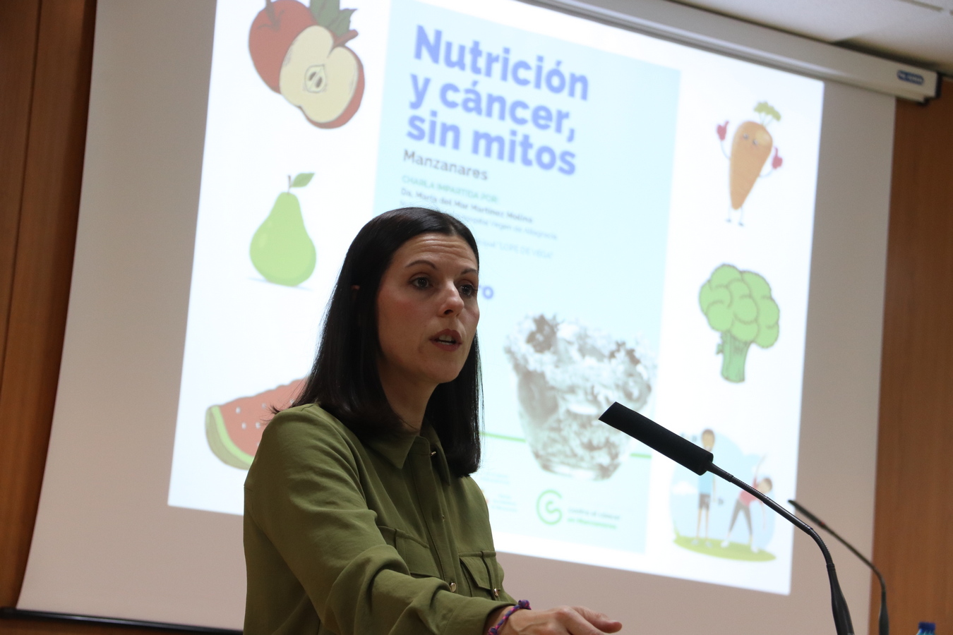 Charla Reveladora de la Dra. Martínez Desmantela Mitos Sobre Nutrición y Cáncer ante Audiencia Llena en Biblioteca