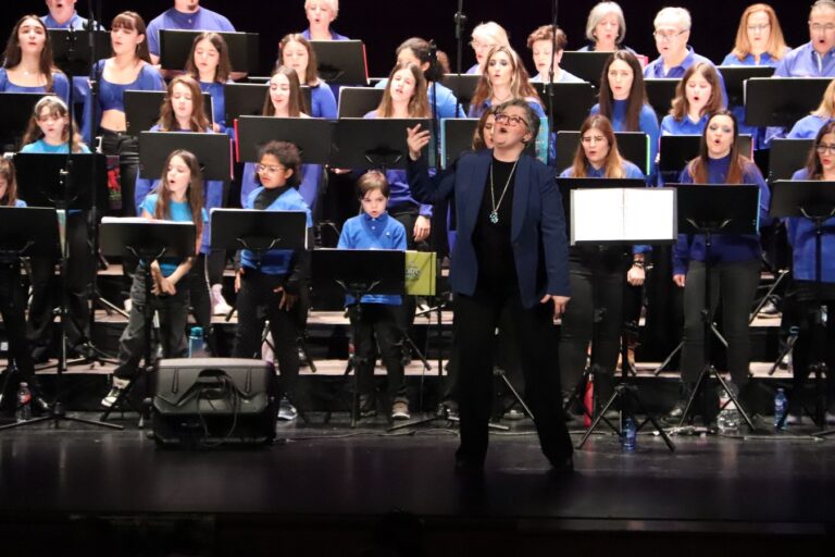 El Coro de la Escuela de Música deslumbra en la Gala Anual Solidaria de Manos Unidas Manzanares en el Gran Teatro