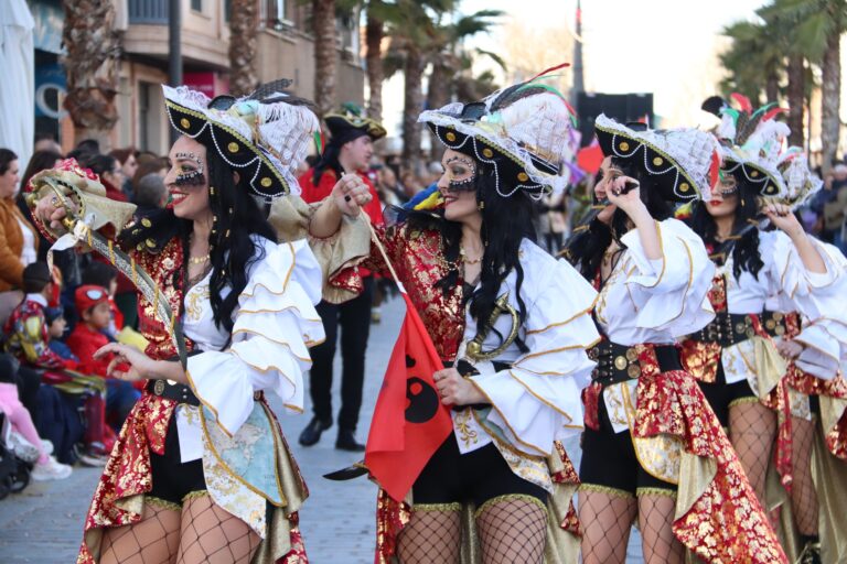 El Pregón de ‘Una Comparsa con Áje’ Inicia el Carnaval 2025 de Manzanares con Bailes y Conciertos en el Programa