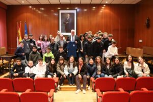 Estudiantes de 2º de ESO del I.E.S. Pedro Álvarez de Sotomayor realizan una visita guiada al Ayuntamiento de Manzanares