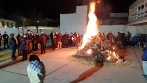 La Candelaria celebra su fiesta anual con lumbre, procesión y actividades escolares, organizada por el centro, la AMPA y con el apoyo del Ayuntamiento