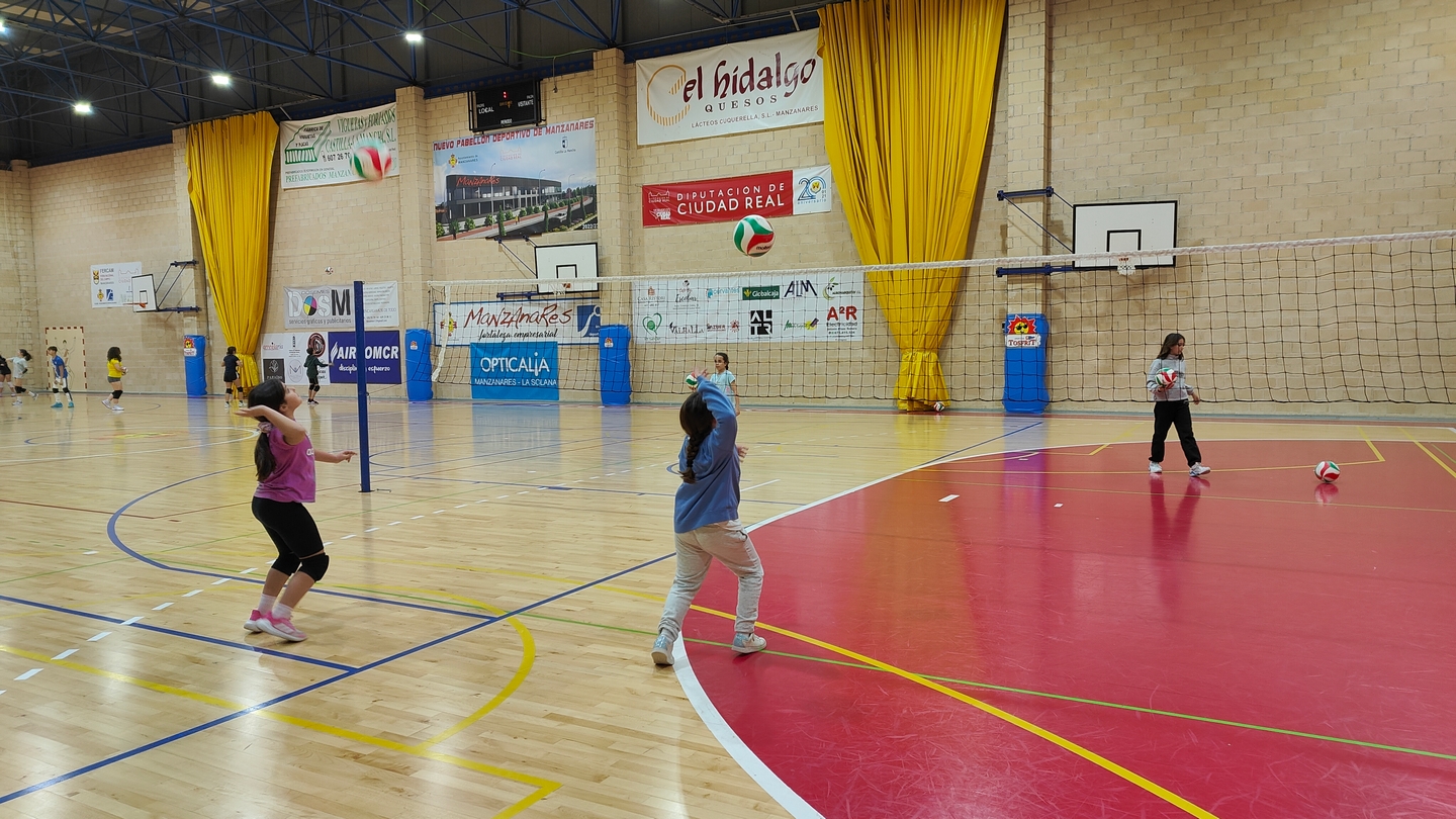 La Popularización del Voleibol en Manzanares: La Exitosa Primera Temporada de la Escuela Deportiva Municipal