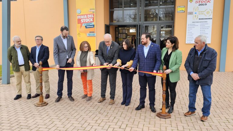 Manzanares Ayuntamiento publica 76 fotos de la inauguración de la 17ª Feria del Stock
