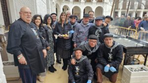 120 Kilos de Sardinas Malagueñas Asadas se Reparten en la Plaza de la Con ante Mal Tiempo