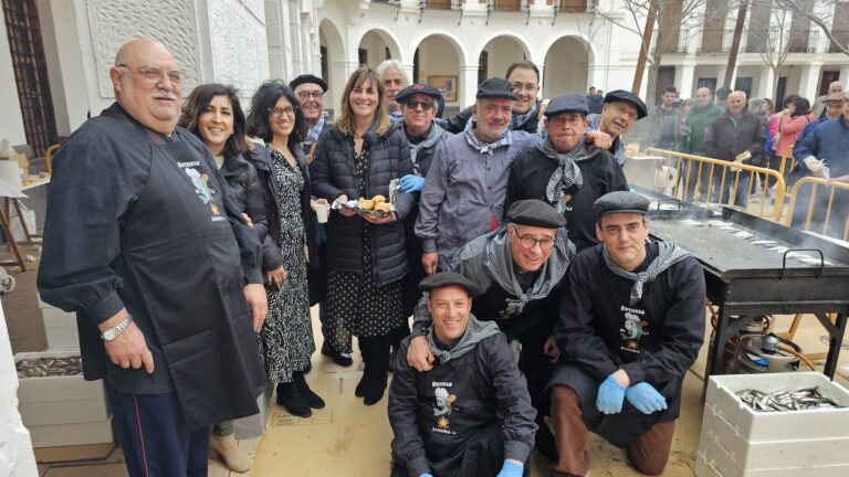 120 Kilos de Sardinas Malagueñas Asadas se Reparten en la Plaza de la Con ante Mal Tiempo