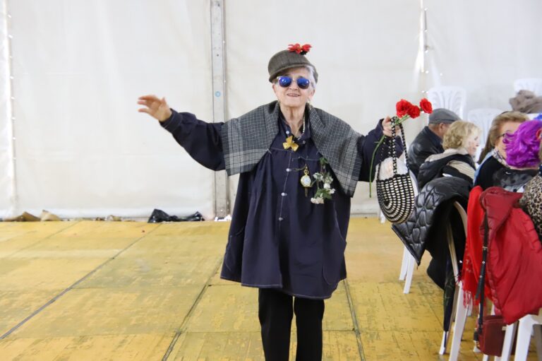 Celebración Ininterrumpida: 500 Mayores Desafían el Mal Clima para el Carnaval en Manzanares