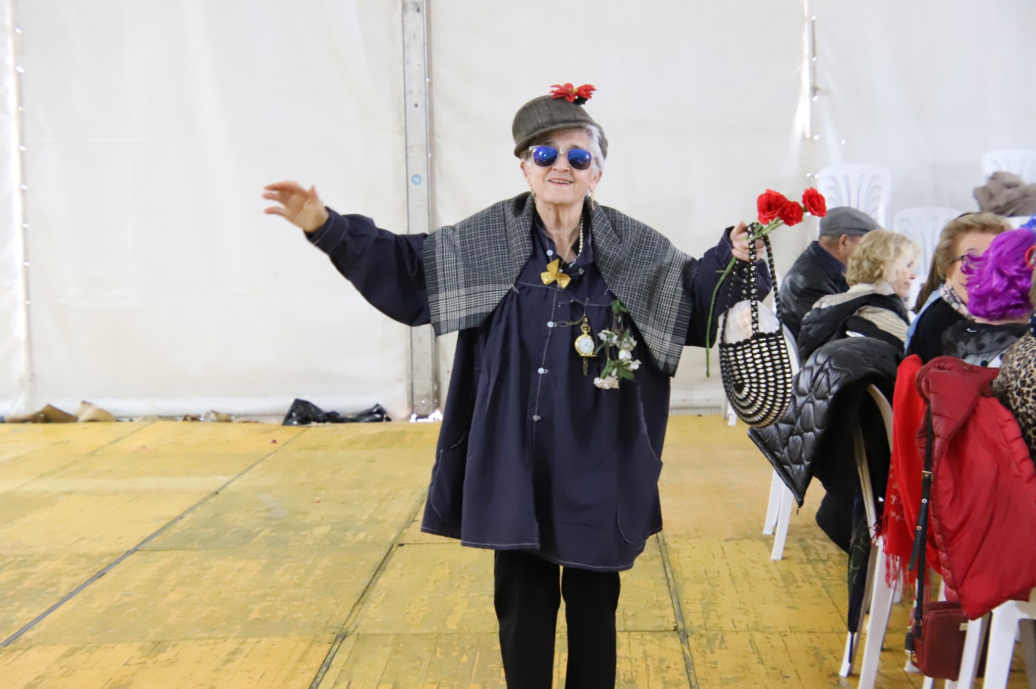 Celebración Ininterrumpida: 500 Mayores Desafían el Mal Clima para el Carnaval en Manzanares