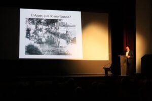 Debate sobre el Futuro de El Azuer sin Agua en el Aula Abierta de la Universidad Popular de Manzanares, liderado por Francisco Contreras