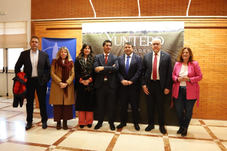 El Gran Teatro es sede de la Primera Jornada Técnica de Viñedos, un evento organizado por Bodegas Yuntero que reúne a más de 200 agricultores