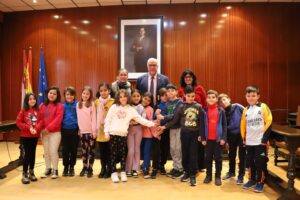 Estudiantes de 3º de Primaria del CEIP ‘Divina Pastora’ de Manzanares dialogan con el Alcalde y la Concejal de Educación