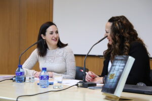 Pilar Gómez-Pastrana Presenta su Segunda Novela ‘Dragones en el Sótano’ en la Biblioteca tras el Éxito de ‘La Madrugada’ en 2020