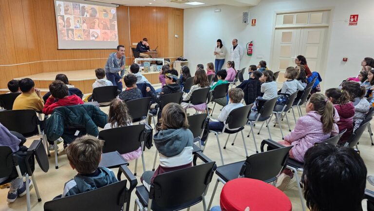Profesores Villegas y Olmo Inspiran Amor por la Naturaleza a través de Taller de Aves