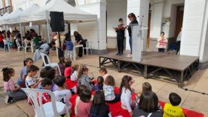 Conmemoración del #DíaDelLibro2025: La Biblioteca y AMPAs Locales Organizan Evento en la Calle