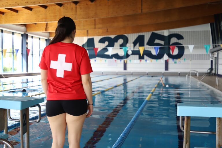 Curso Gratuito de Socorrismo y Monitor de Natación en Manzanares: Una Colaboración entre la Cámara de Comercio de Ciudad Real y el Ayuntamiento