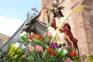 Domingo de Ramos Soleado: La Esperada Lluvia No Interfiere con la Tradicional Procesión de las Palmas