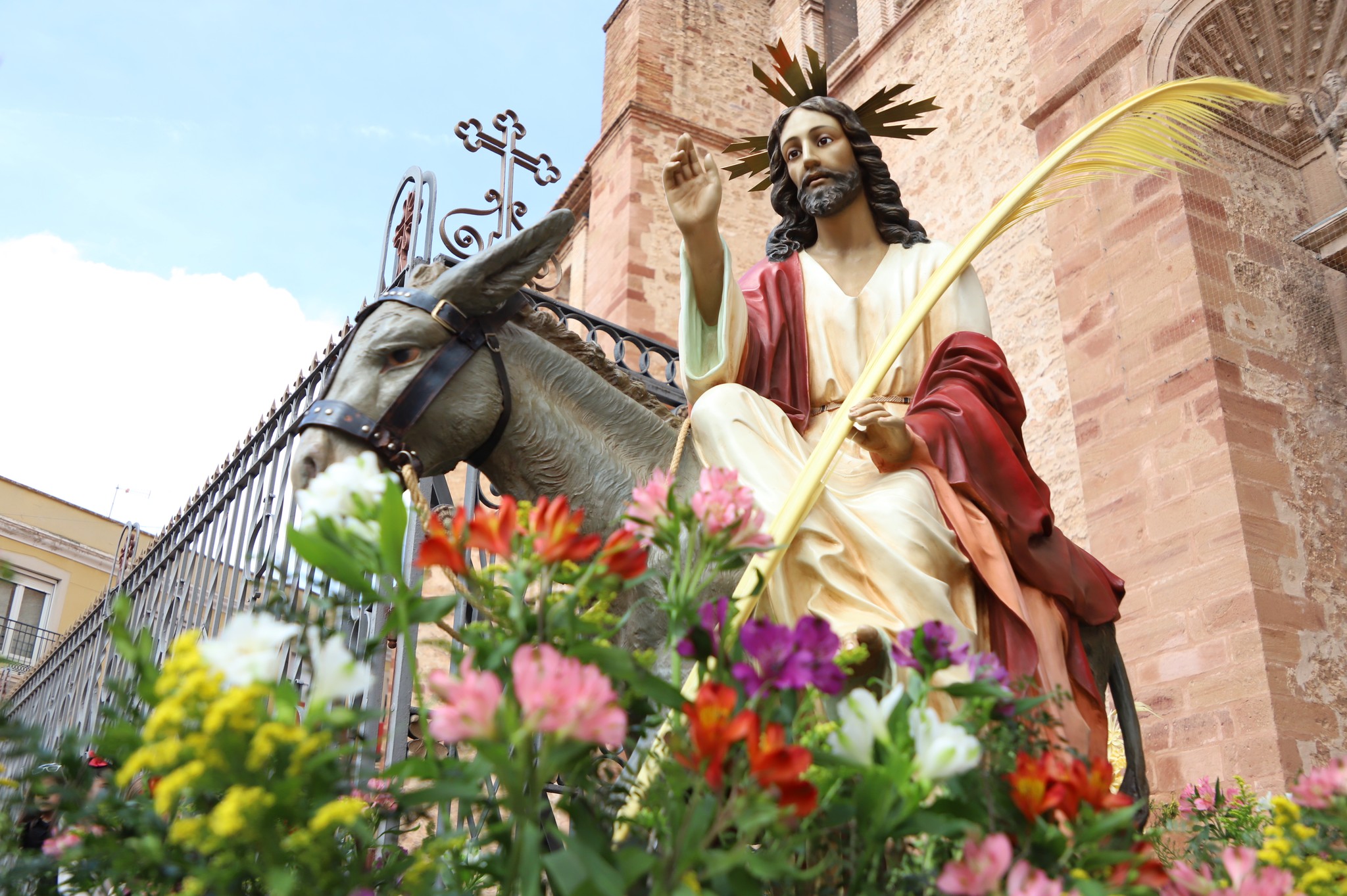 Domingo de Ramos Soleado: La Esperada Lluvia No Interfiere con la Tradicional Procesión de las Palmas
