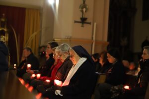 El Vía Crucis Nocturno de Penitencia se Muda al Interior de la Iglesia de la Asunción Debido a la Lluvia