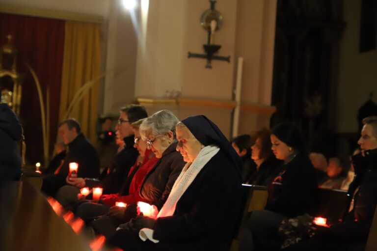 El Vía Crucis Nocturno de Penitencia se Muda al Interior de la Iglesia de la Asunción Debido a la Lluvia