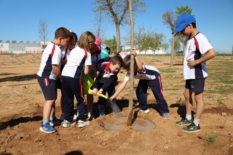 Estudiantes de Manzanares Celebran el #DíadelÁrbol con Plantación Especial Promovida por el Concejo de Medio Ambiente