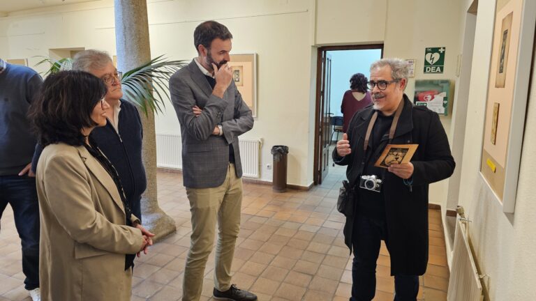 II Jornadas de ‘Esencias Literarias’: Una Inmersión Táctil en la Poesía de la ‘Ciega de Manzanares’ en el Día del Libro