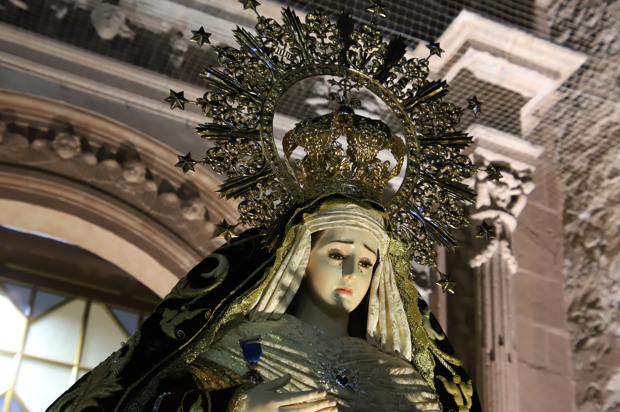 Jesús Romero y Manuel José Palacios acompañan a la Hermandad Virgen de los Dolores en el traslado-rosario de Manzanares