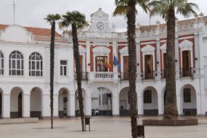 La ONG Movimiento por la Paz descarta el hotel de Manzanares para acoger a 116 migrantes debido a diversas circunstancias.