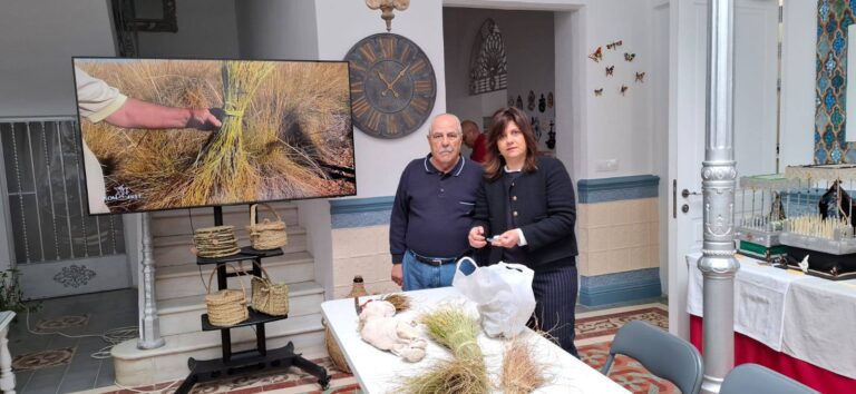 Los niños aprenden artesanía del esparto en el museo Plomhist durante las XII Jornadas ‘Alma del Vino’