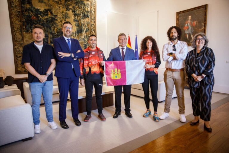Emiliano García-Page recibe la camiseta de la selección regional de deportes de montaña en el Palacio de Fuensalida