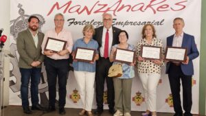 Homenaje a los Recientes Jubilados del Municipio de Manzanares en la Celebración de Santa Rita
