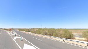 La A-43 sigue cerrada en Manzanares tras el vuelco de un camión cargado de aceite de motor