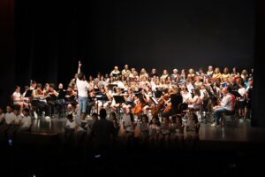 Éxito de asistencia en el Gran Teatro para clausurar los cursos de la Universidad Popular de Manzanares: Desde arte hasta música e informática