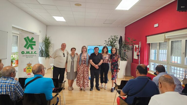 La OMIC Promueve la Inclusión Tecnológica para Personas Mayores: Talleres Anuales de Inteligencia Artificial en el Centro de Mayores