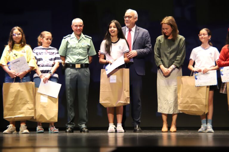 «Marie Elisabeth Silva y Lucía López de la Manzanara se coronan como ganadoras del concurso de dibujo en las XI Jornadas de Educación Vial desarrolladas en el Gran Teatro».
