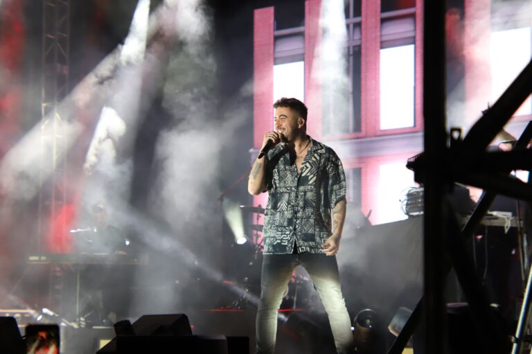 Beret Apasiona a su Público en ‘La Pérgola’ durante un Concierto de Dos Horas lleno de Emoción y Música Exquisita