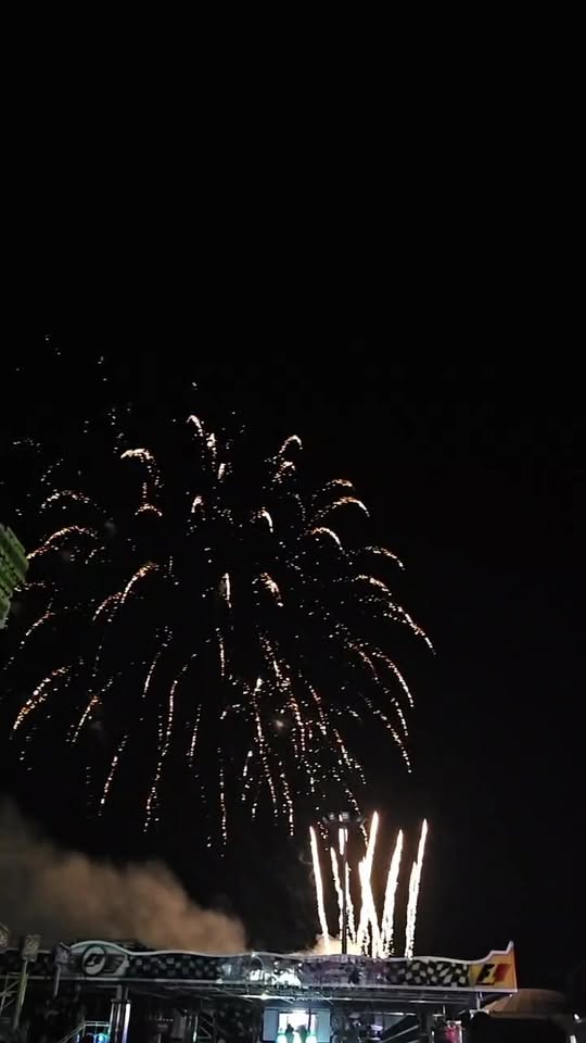 Clausura Espléndida: Espectáculo de Fuegos Artificiales Ilumina el Fin de la #FeriayFiestas2025