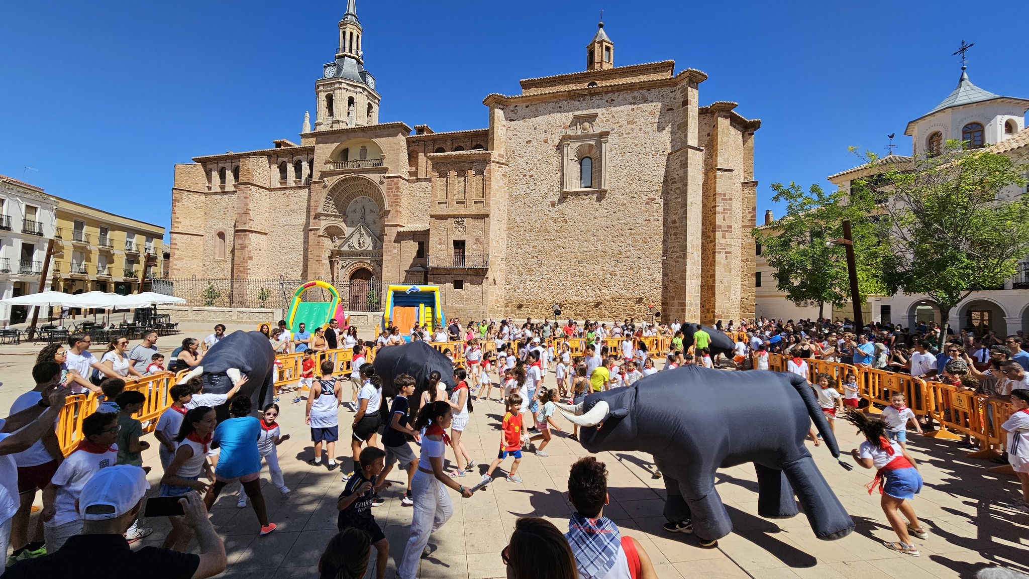 Domingo de Feria: Diversión Familiar con el Encierro Infantil al estilo San Fermín y la Fiesta Acuática de Espuma e Hinchables
