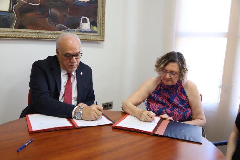 El Ayuntamiento Refuerza su Alianza con Cruz Roja: Julián Nieva y Rita de la Torre Firman Convenio de Compromiso