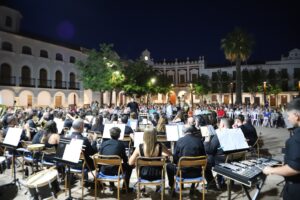 La Banda AMC Julián Sánchez-Maroto de Manzanares Permanece Fiel a su Cita del Jueves en #FeriayFiestas2025 en la Plaza de la Constitución