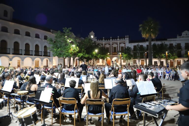 La Banda AMC Julián Sánchez-Maroto de Manzanares Permanece Fiel a su Cita del Jueves en #FeriayFiestas2025 en la Plaza de la Constitución