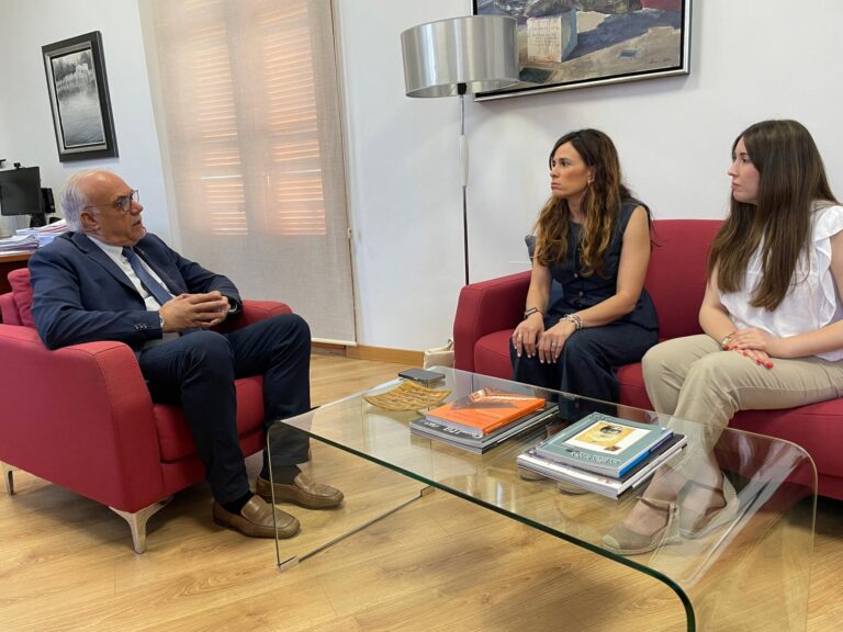 María José Muñoz, nueva Directora del Centro Penitenciario ‘Herrera de la Mancha’, es recibida por el Alcalde de Manzanares