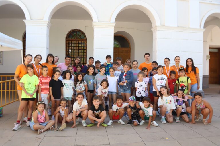 Plaza de la Constitución se llena de alegría: Niños del campamento urbano ‘Talayot’ desbordan entusiasmo en jornada festiva
