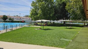 El Último Domingo del Verano: La Piscina Municipal, Nuestro Oasis ante el Calor Extremo