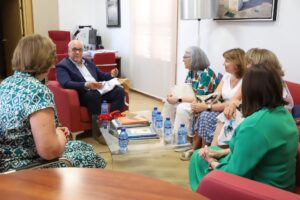 Julián Nieva se reúne con representantes del grupo local de la Asociación Nacional de Caridad San Vicente en el despacho de alcaldía