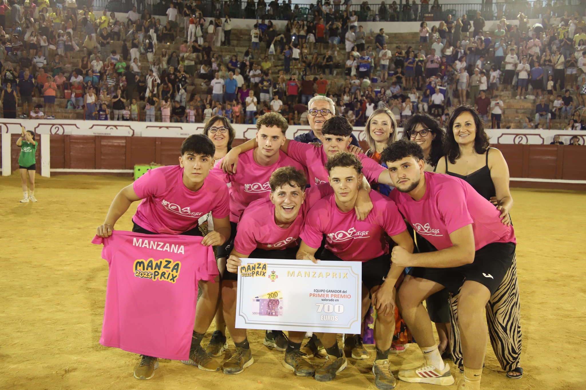 Celebración multitudinaria en la plaza de toros tras la victoria de ‘Los Saga’s Brothers’ en el Manza Prix 2025